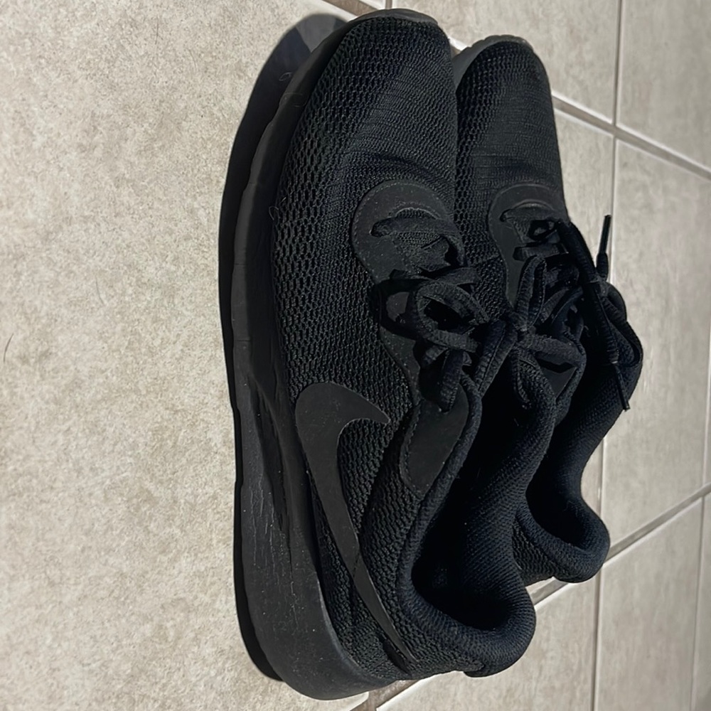 WOMENS/ BOYS USED NIKE RUNNING SHOES 5.5 in BOYS OR 7 in WOMENS